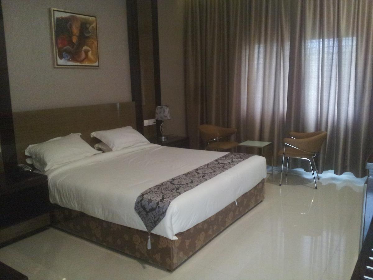 Saffron Hotel Jālna Rum bild
